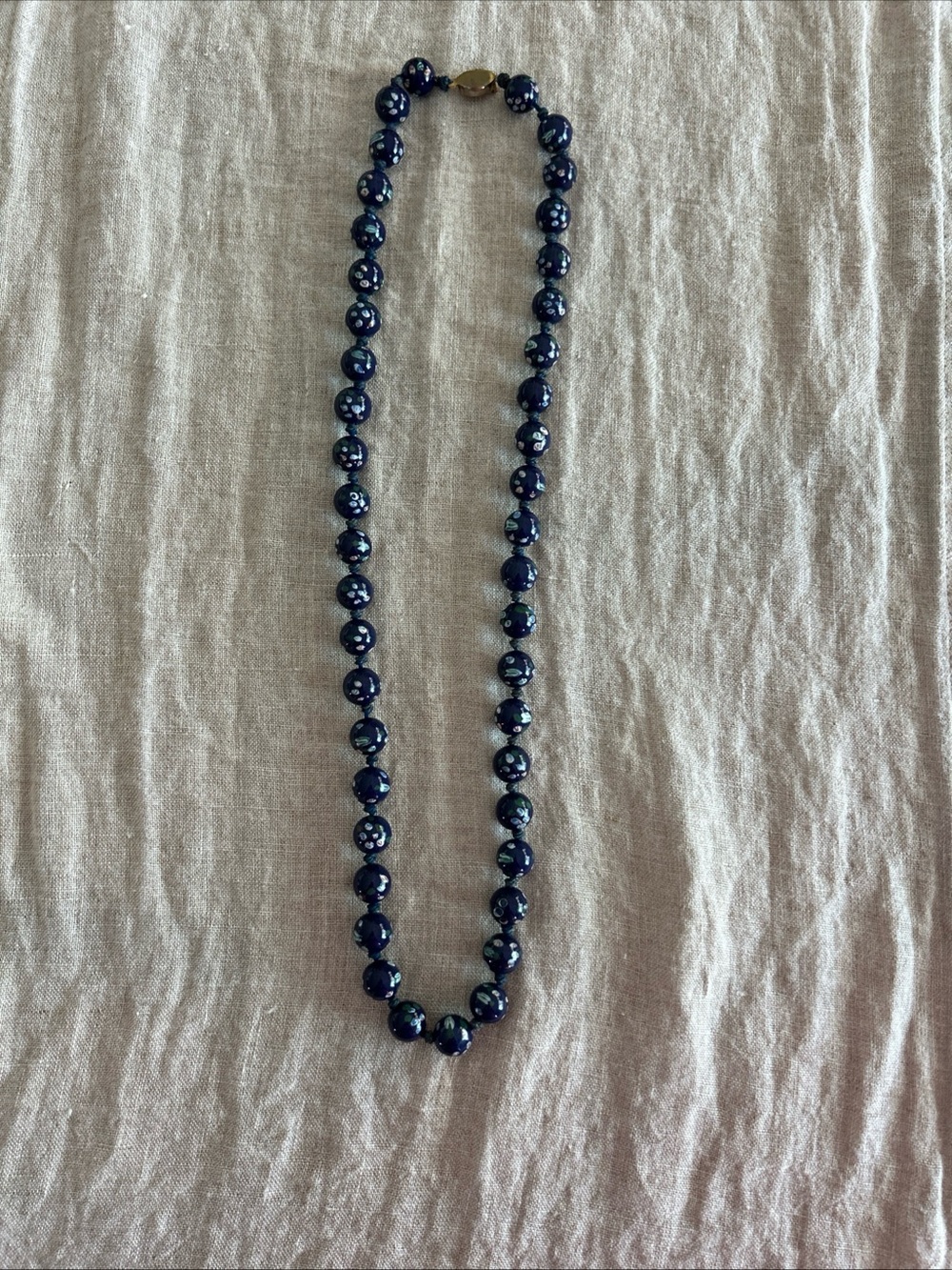 CHINESE VINTAGE BLUE HAND PAINTED PORCELAIN KNOTTED NECKLACE 24” WITH CLASP - Picture 5 of 8